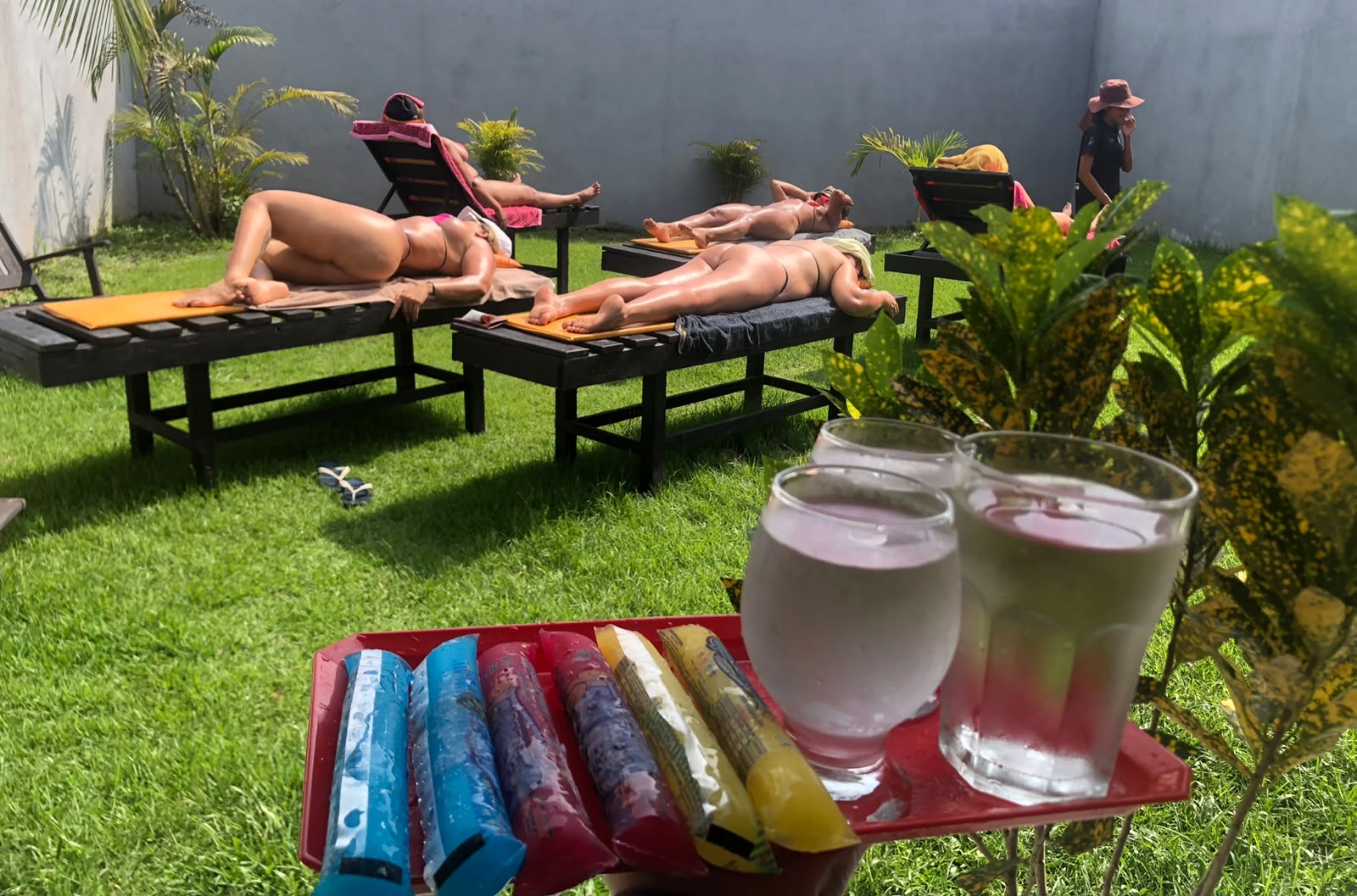 Serviço com bebidas geladas no gramado